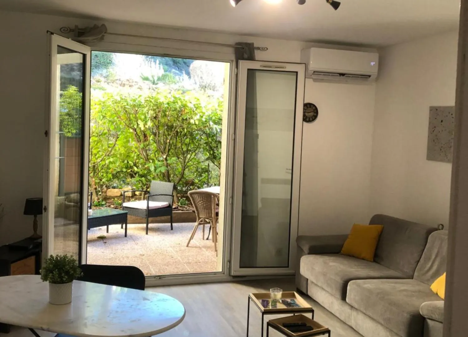 Studio Avec Jardin Privatif Greoux-les-Bains Apartment